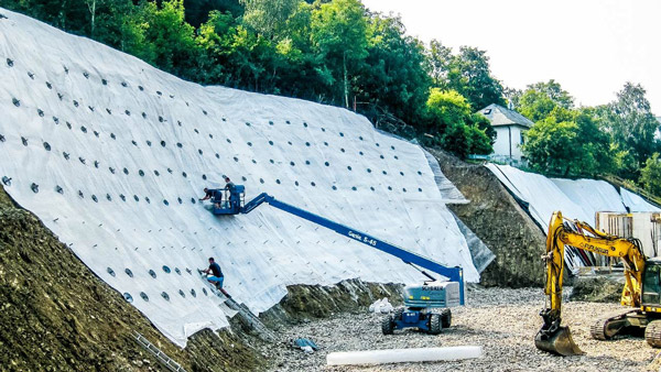 Primer ugradnje geomreže na nasipu na autoputu