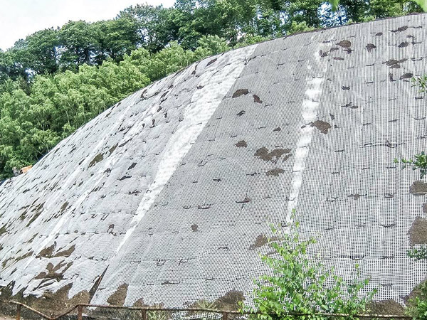 Primer ugradnje drenažnog geokompozita na kosini potpornog zida